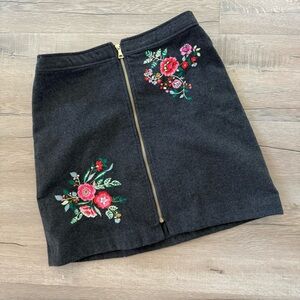 Loft | gray pink embroidered floral zipper mini skirt